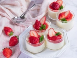 Greek Yogurt Panna Cotta Strawberry