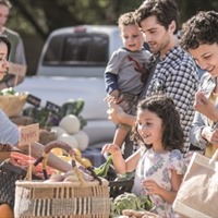 https://connect.bcbsok.com/cfs-file/__key/communityserver-blogs-components-weblogfiles/00-00-00-00-09/BrandS_2D00_family_2D00_farmersmarket.jpg