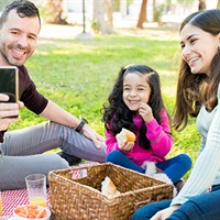 https://connect.bcbsok.com/cfs-file/__key/communityserver-blogs-components-weblogfiles/00-00-00-00-09/family_2D00_picnic_2D00_in_2D00_park_2D00_taking_2D00_selfie.jpg