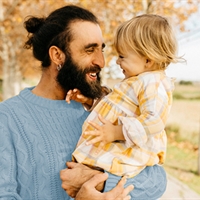 https://connect.bcbsok.com/cfs-file/__key/communityserver-blogs-components-weblogfiles/00-00-00-00-13/8015.smiling-father-holding-child.jpg