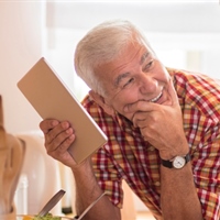 https://connect.bcbsok.com/cfs-file/__key/communityserver-blogs-components-weblogfiles/00-00-00-00-15/Senior-Couple-Smart-Device-GDP.jpg