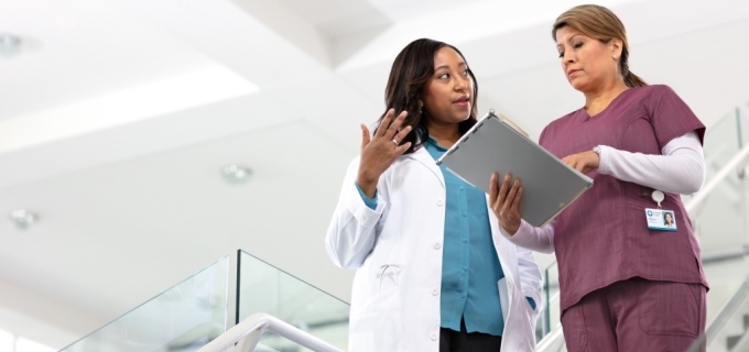 Cuatro hispanos pioneros en la medicina que mejoraron nuestras vidas